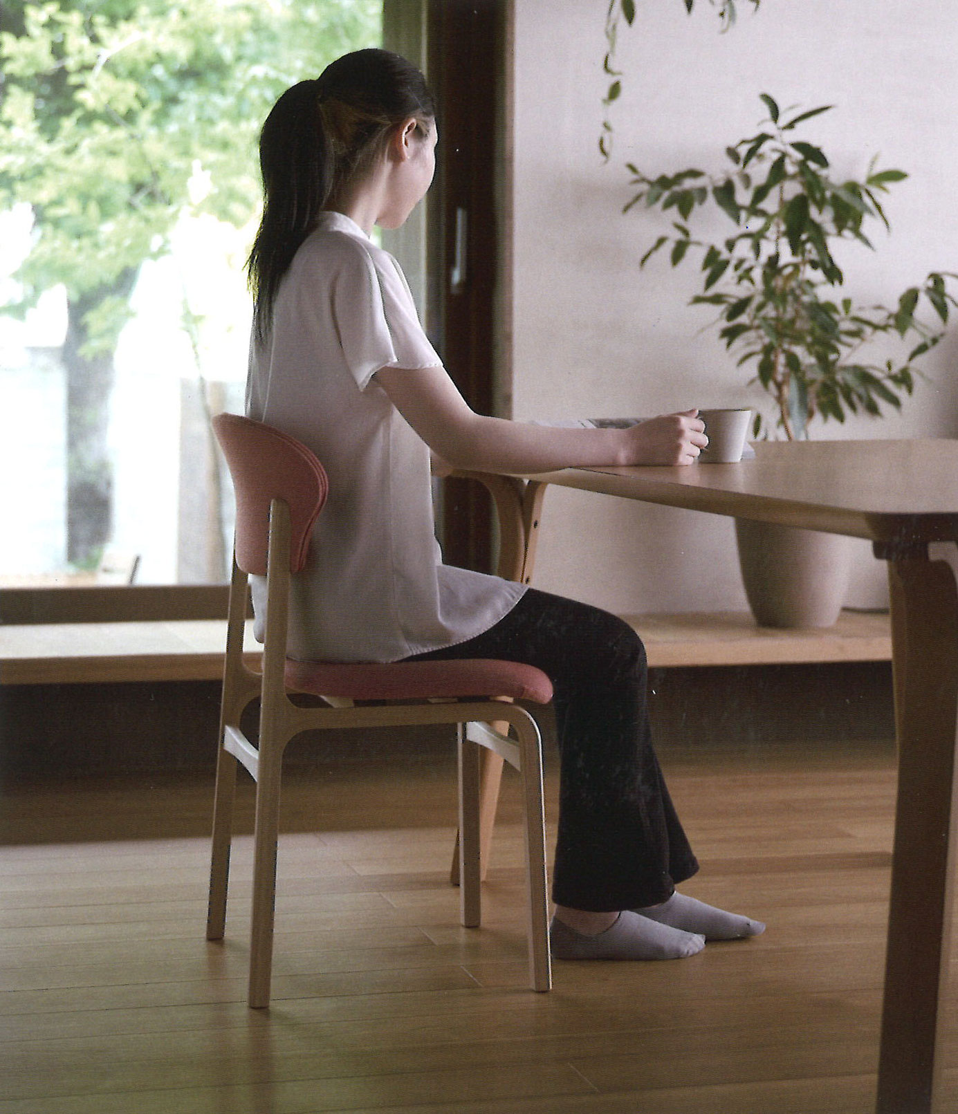 PEONIAに座る女性